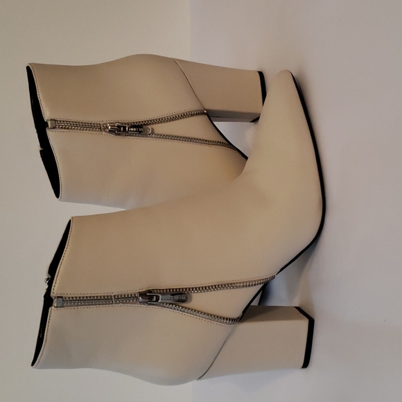 Nine West ankle boots/booties size 9. Excellent pre owned condition. - Picture 5 of 8